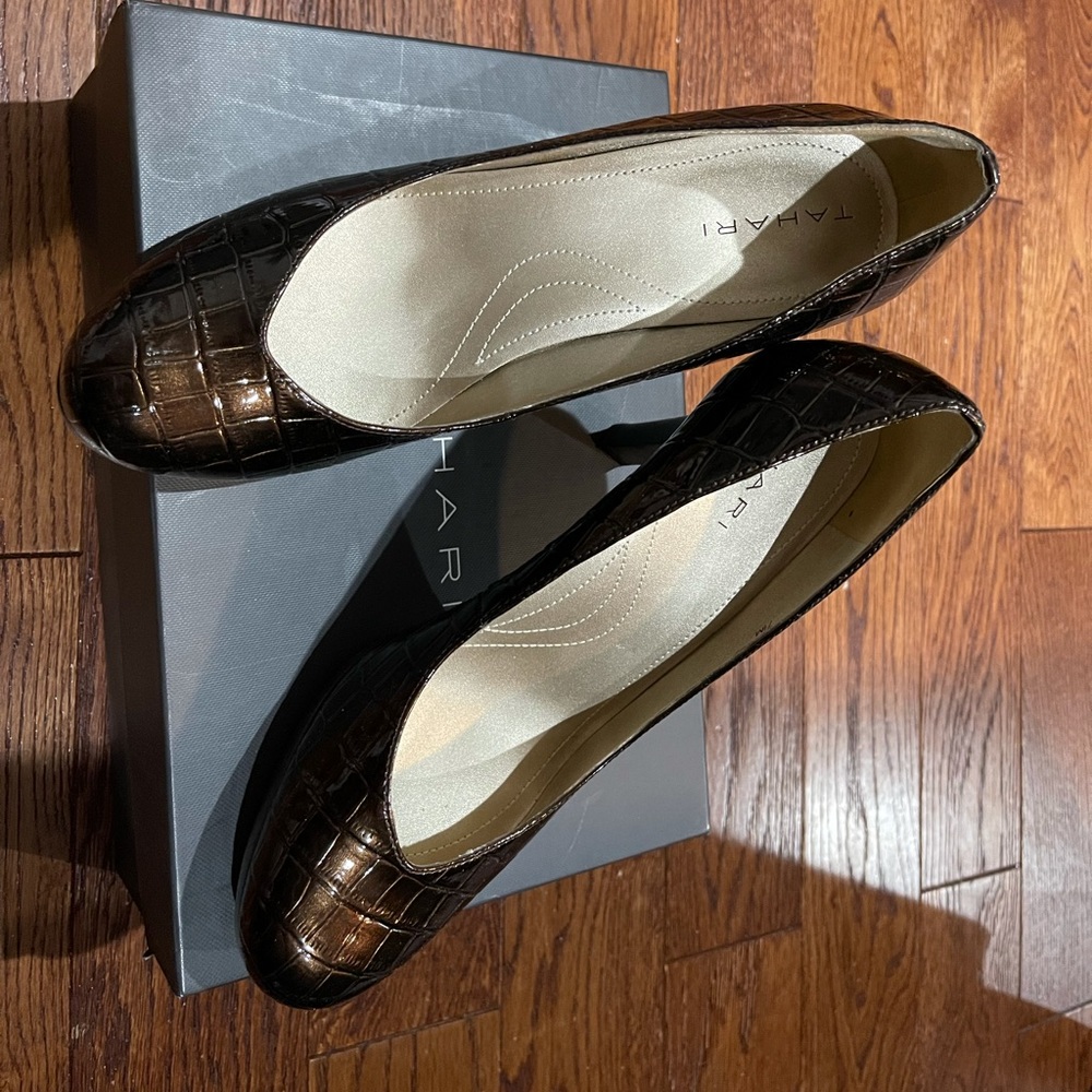 Tahari Lonnie pumps - size 7.5 M